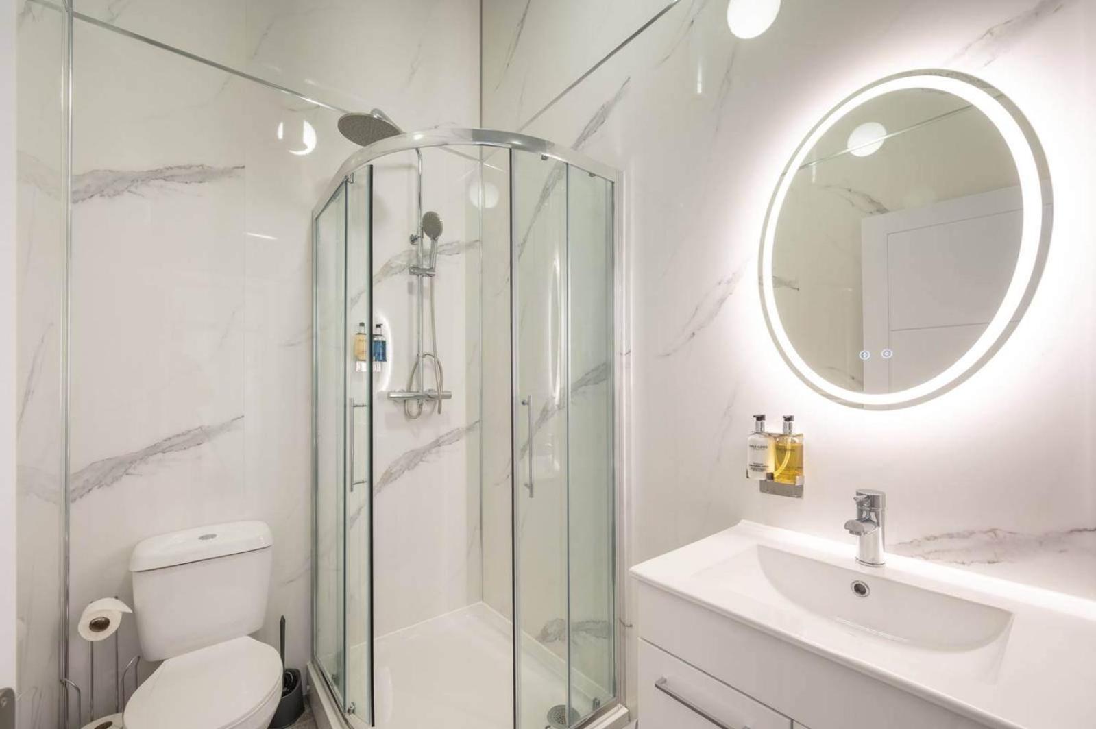 Stylish Comfort In London 핀칠리 외부 사진